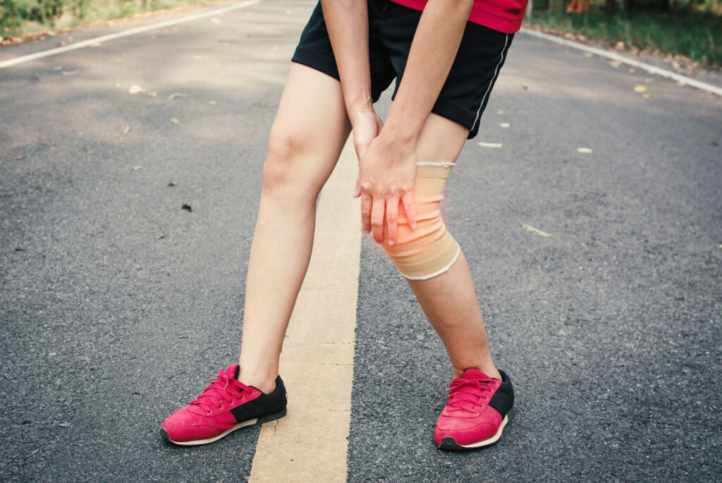 Боль и воспаление в коленном суставе: причины, симптомы и лечение