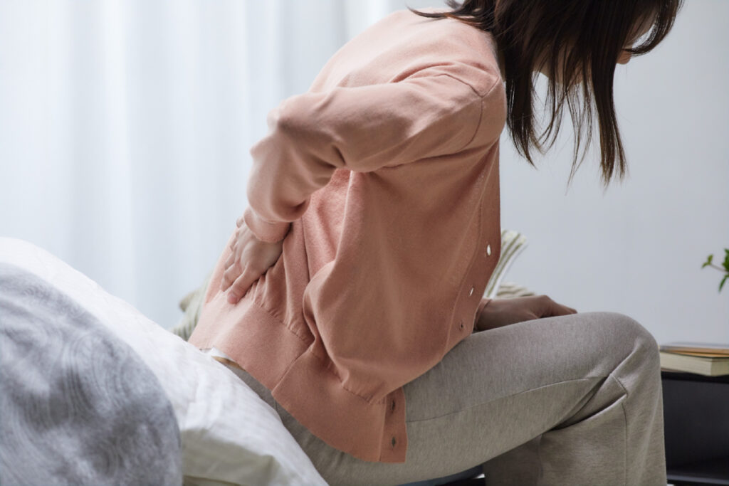 Почему болит спина